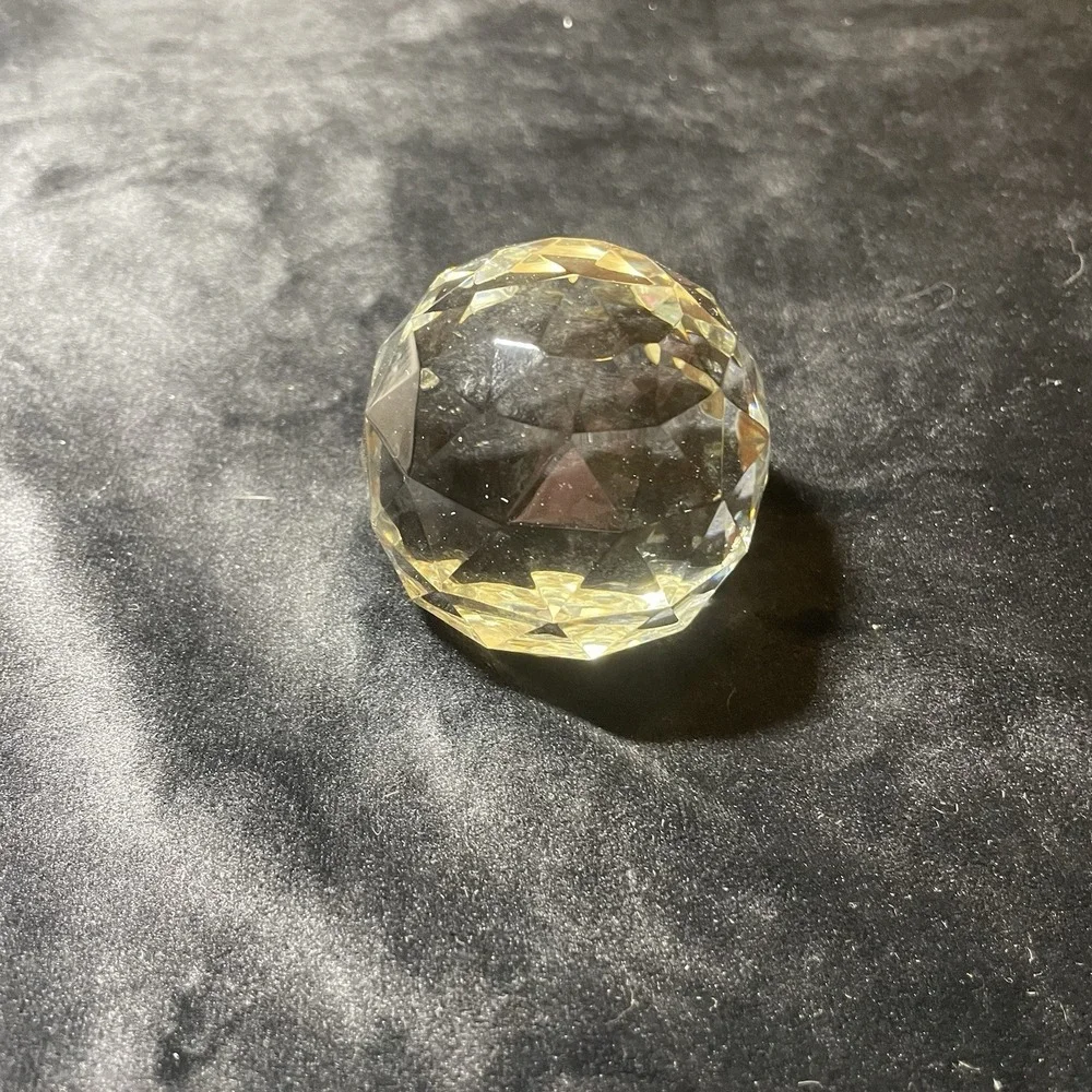 COLLECTIBLE CRYSTAL CLEAR SPHERE HEXAGONS DECORATIVE.
